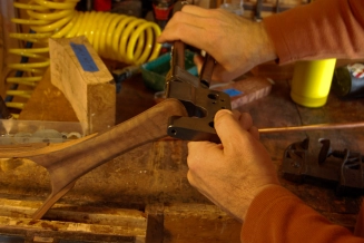 Pressing the lanyard ferrule Pressing the lanyard ferrule