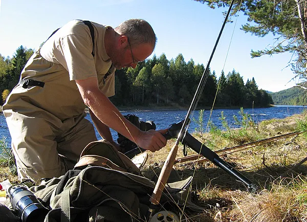 Streamside studio - Here I'm setting up a small streamside studio to takle pictures for <a href="/fishbetter/stream_rods/">the article about stream rods</a>.